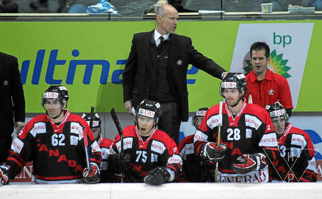 DAVOS/SWITZERLAND, 29DEZ10 - Trainer Mark Messier waehrend des 8. Spengler-Cup-Spieles Team Canada gegen HC Sparta Prag anlaesslich des 84. Internationalen Eishockey-Turnieres um den Spengler Cup, am Mittwoch, 29. Dezember 2010 in Davos.Impression of the ice hockey game Team Canada vs. HC Sparta Prag during the 84. international ice hockey tournament for the Spengler Cup on December 29, 2010 in Davos/Switzerland. swiss-image.ch/Photo by Andy Mettler